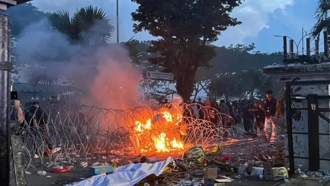 
 Demo Aksi 214 di Kantor Gubernur Kaltim laporkan represi terhadap empat jurnalis. (istimewa)
