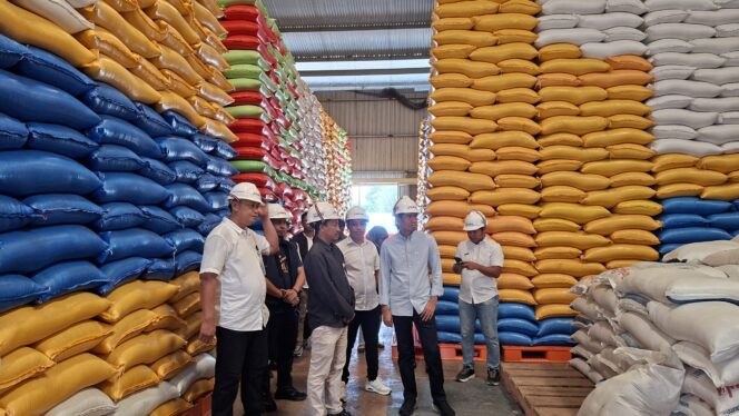 
 Pastikan Ketersediaan Pangan Terjaga, Bahtera Banong Tinjau Bulog Kolaka