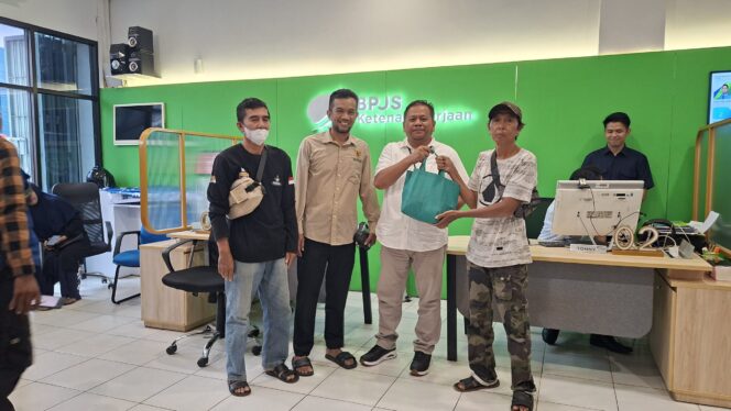 
 Peringati Hari Buruh, BPJS Ketenagakerjaan Kolaka Bagikan 100 Paket Sembako