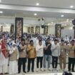 Pelepasan jemaah calon haji kloter 36 dilakukan oleh Wakil Bupati Kolaka H. Husmaluddin di Embarkasi Makassar, Minggu (17/5) dini hari. Turut hadir Wakil Ketua DPRD Syaifullah Halik, dan Kabag Kesra Syaifuddin Mustaming. FOTO: Kaulia Ode/ wartasuar.com
