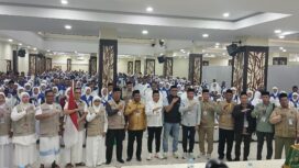 Pelepasan jemaah calon haji kloter 36 dilakukan oleh Wakil Bupati Kolaka H. Husmaluddin di Embarkasi Makassar, Minggu (17/5) dini hari. Turut hadir Wakil Ketua DPRD Syaifullah Halik, dan Kabag Kesra Syaifuddin Mustaming. FOTO: Kaulia Ode/ wartasuar.com