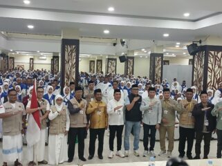 Pelepasan jemaah calon haji kloter 36 dilakukan oleh Wakil Bupati Kolaka H. Husmaluddin di Embarkasi Makassar, Minggu (17/5) dini hari. Turut hadir Wakil Ketua DPRD Syaifullah Halik, dan Kabag Kesra Syaifuddin Mustaming. FOTO: Kaulia Ode/ wartasuar.com
