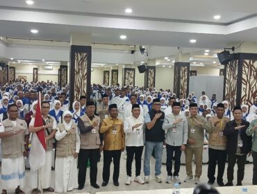 Pelepasan jemaah calon haji kloter 36 dilakukan oleh Wakil Bupati Kolaka H. Husmaluddin di Embarkasi Makassar, Minggu (17/5) dini hari. Turut hadir Wakil Ketua DPRD Syaifullah Halik, dan Kabag Kesra Syaifuddin Mustaming. FOTO: Kaulia Ode/ wartasuar.com
