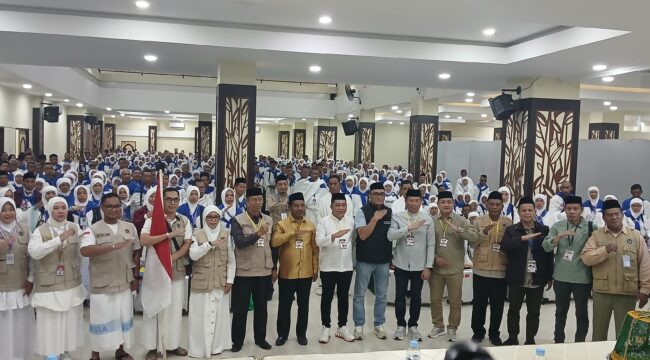 Pelepasan jemaah calon haji kloter 36 dilakukan oleh Wakil Bupati Kolaka H. Husmaluddin di Embarkasi Makassar, Minggu (17/5) dini hari. Turut hadir Wakil Ketua DPRD Syaifullah Halik, dan Kabag Kesra Syaifuddin Mustaming. FOTO: Kaulia Ode/ wartasuar.com