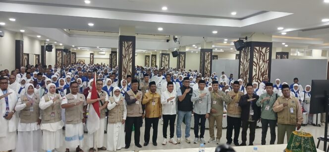 
 Pelepasan jemaah calon haji kloter 36 dilakukan oleh Wakil Bupati Kolaka H. Husmaluddin di Embarkasi Makassar, Minggu (17/5) dini hari. Turut hadir Wakil Ketua DPRD Syaifullah Halik, dan Kabag Kesra Syaifuddin Mustaming. FOTO: Kaulia Ode/ wartasuar.com