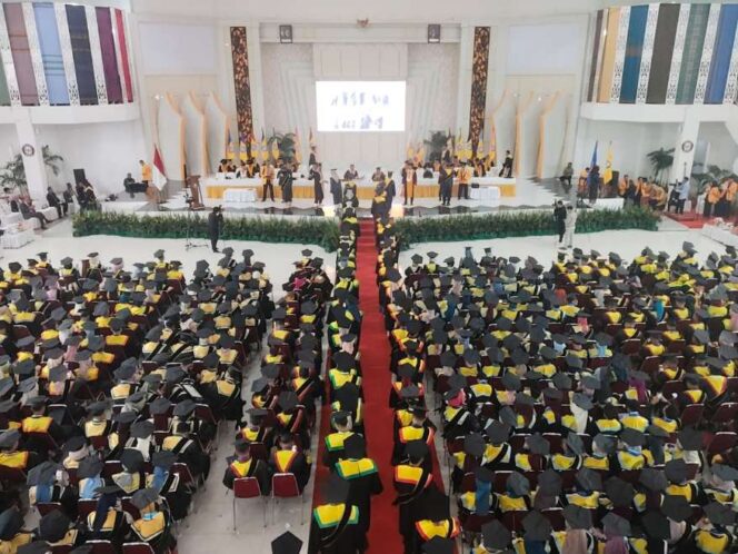 
 749 Lulusan UHO Diwisuda, Rektor Tekankan Adaptasi dan Daya Saing Alumni