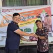Kepala Kejaksaan Negeri Kolaka saat menyalurlan daging qurban kepada warga