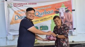 Kepala Kejaksaan Negeri Kolaka saat menyalurlan daging qurban kepada warga