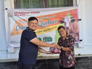 Kepala Kejaksaan Negeri Kolaka saat menyalurlan daging qurban kepada warga