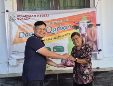 Kepala Kejaksaan Negeri Kolaka saat menyalurlan daging qurban kepada warga