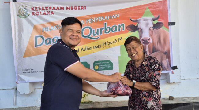 Kepala Kejaksaan Negeri Kolaka saat menyalurlan daging qurban kepada warga