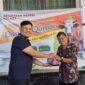 Kepala Kejaksaan Negeri Kolaka saat menyalurlan daging qurban kepada warga