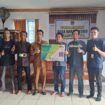 Perwakilan Manajemen PT PMS didamping dari BPJS Ketenagakerjaan Kolaka saat menyerahkan kartu BPJS Ketenagakerjaan secara simbolis kepada Kepala Desa Hakatutobu