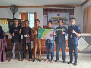  Perwakilan Manajemen PT PMS didamping dari BPJS Ketenagakerjaan Kolaka saat menyerahkan kartu BPJS Ketenagakerjaan secara simbolis kepada Kepala Desa Hakatutobu 
