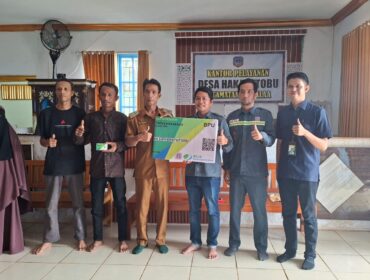  Perwakilan Manajemen PT PMS didamping dari BPJS Ketenagakerjaan Kolaka saat menyerahkan kartu BPJS Ketenagakerjaan secara simbolis kepada Kepala Desa Hakatutobu 