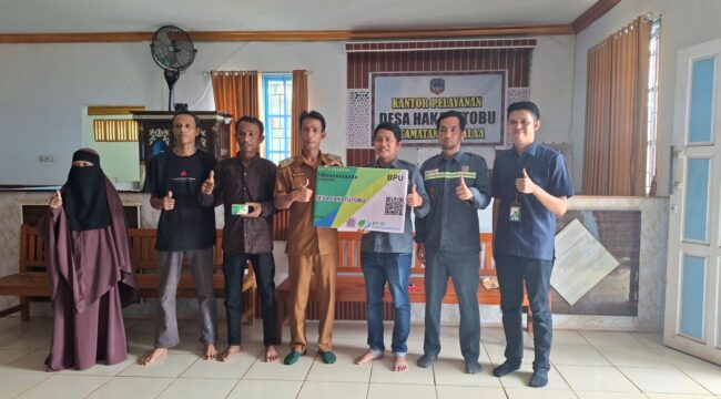  Perwakilan Manajemen PT PMS didamping dari BPJS Ketenagakerjaan Kolaka saat menyerahkan kartu BPJS Ketenagakerjaan secara simbolis kepada Kepala Desa Hakatutobu 