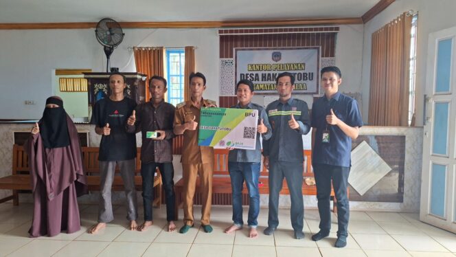 
 Perwakilan Manajemen PT PMS didamping dari BPJS Ketenagakerjaan Kolaka saat menyerahkan kartu BPJS Ketenagakerjaan secara simbolis kepada Kepala Desa Hakatutobu 