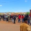 Suasana massa usai membongkar palang di jetty PT PMS