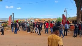 Suasana massa usai membongkar palang di jetty PT PMS