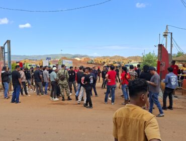 Suasana massa usai membongkar palang di jetty PT PMS