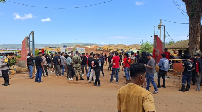 Suasana massa usai membongkar palang di jetty PT PMS 