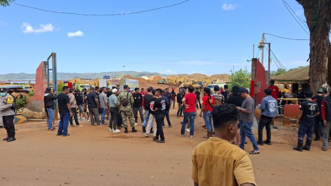 
 Suasana massa usai membongkar palang di jetty PT PMS 