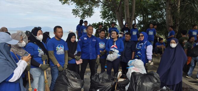 
 Peringati HUT ke 25 , DPC Partai Demokrat Kolaka Gelar Aksi Bersih Lingkungan