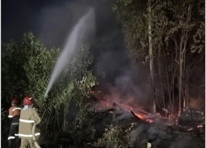 
 IPIP Bantu Penanganan Kebakaran Lahan di Desa Sopura, 11 Personel dan Dua Unit Damkar Dikerahkan