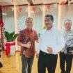 Bupati Kolaka Amri (kiri) bersama Kepala Dinas Ketahanan Pangan Abbas (kanan) foto bersama Menteri Pertanian Andi Amran Sulaiman (tengah) saat melakukan kunjungan di Kementerian Pertanian. (Pemkab Kolaka)
