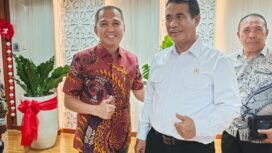 Bupati Kolaka Amri (kiri) bersama Kepala Dinas Ketahanan Pangan Abbas (kanan) foto bersama Menteri Pertanian Andi Amran Sulaiman (tengah) saat melakukan kunjungan di Kementerian Pertanian. (Pemkab Kolaka)