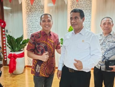 Bupati Kolaka Amri (kiri) bersama Kepala Dinas Ketahanan Pangan Abbas (kanan) foto bersama Menteri Pertanian Andi Amran Sulaiman (tengah) saat melakukan kunjungan di Kementerian Pertanian. (Pemkab Kolaka)