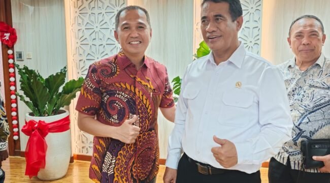Bupati Kolaka Amri (kiri) bersama Kepala Dinas Ketahanan Pangan Abbas (kanan) foto bersama Menteri Pertanian Andi Amran Sulaiman (tengah) saat melakukan kunjungan di Kementerian Pertanian. (Pemkab Kolaka)