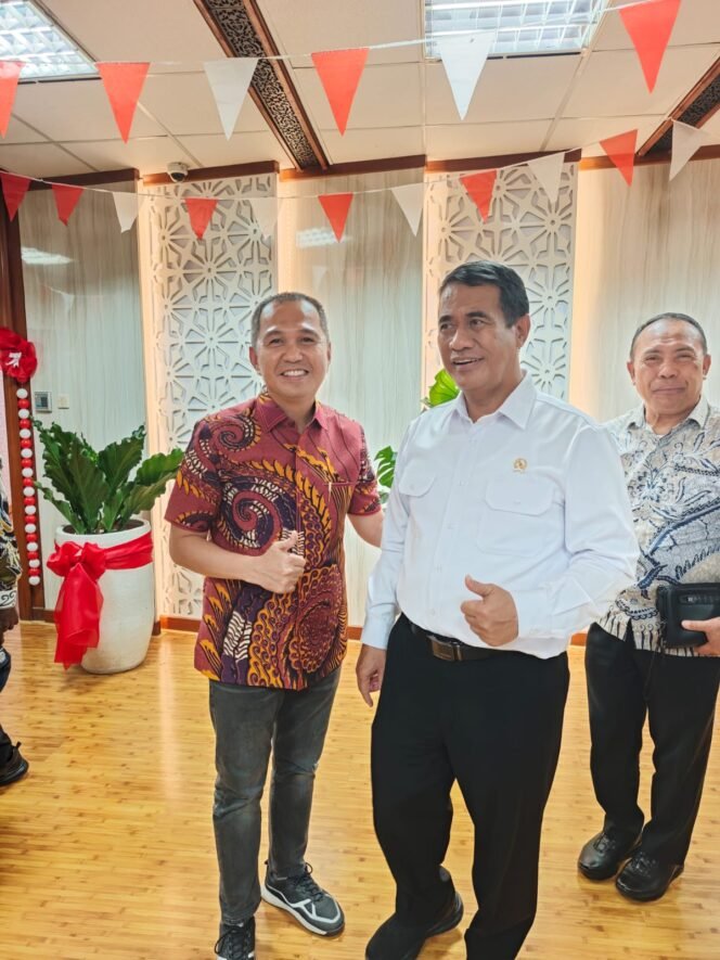 
 Bupati Kolaka Amri (kiri) bersama Kepala Dinas Ketahanan Pangan Abbas (kanan) foto bersama Menteri Pertanian Andi Amran Sulaiman (tengah) saat melakukan kunjungan di Kementerian Pertanian. (Pemkab Kolaka)