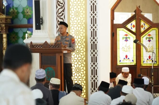 
 Safari Jumat, Kapolresta Kendari Sampaikan Imbauan Kamtibmas Kepada Jamaah Masjid Raya Al-Kautsar Kendari*