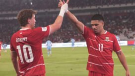 Pemain Timnas Indonesia Ragnar Oratmangoen dan Ole Romeny merayakan gol pada laga melawan Singapura di FIFA ASEAN Cup 2026 (Foto: Bola.Net/Budy Santoso)