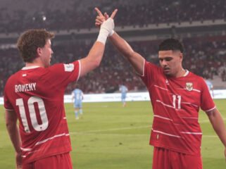 Pemain Timnas Indonesia Ragnar Oratmangoen dan Ole Romeny merayakan gol pada laga melawan Singapura di FIFA ASEAN Cup 2026 (Foto: Bola.Net/Budy Santoso)
