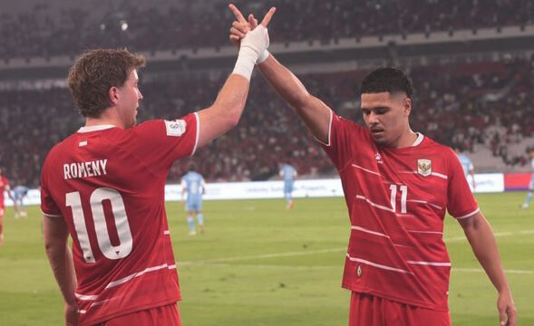 Pemain Timnas Indonesia Ragnar Oratmangoen dan Ole Romeny merayakan gol pada laga melawan Singapura di FIFA ASEAN Cup 2026 (Foto: Bola.Net/Budy Santoso)