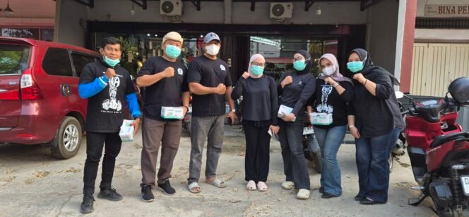 
 Peduli Kesehatan Masyarakat Terdampak Asap, PBFI Kolaka Bagikan Masker 