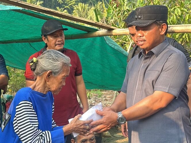 
 Kisah Pilu Pasutri Lansia Hidup di Gubuk Beratap Terpal di Lahan Orang, Wabup Kolut Turun Langsung Beri Bantuan