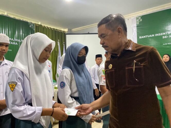 
 Rp500 Ribu per Pelajar, Bupati Salurkan Bantuan Beasiswa Baznas Kolut untuk 270 Siswa