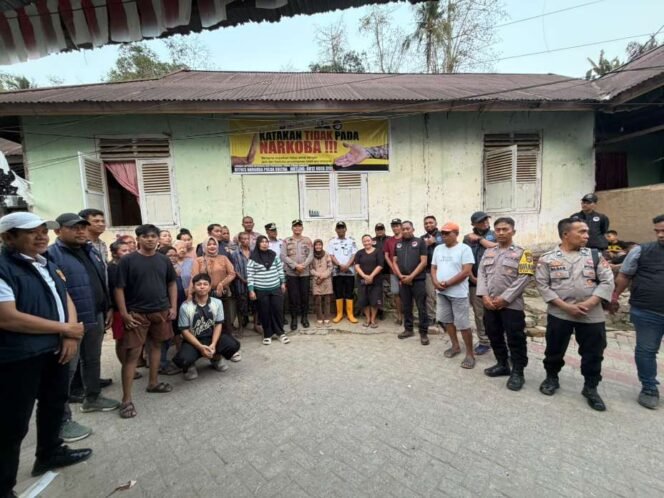 
 Cegah Peredaran Narkoba, Polda Sultra dan Polresta Kendari Pasang Spanduk Imbauan di Kampung Salo